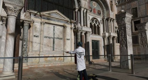 Attivisti per il clima sparano fango contro la Basilica San Marco