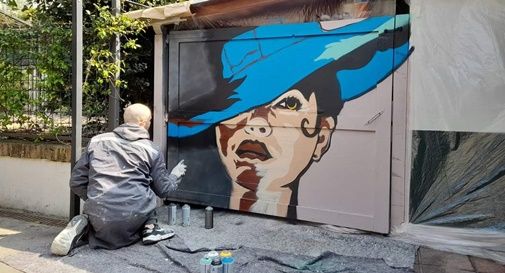 Lo street artist Giacomo Jah Bettega all'opera