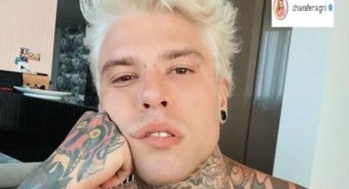 Fedez si schiarisce i capelli: 