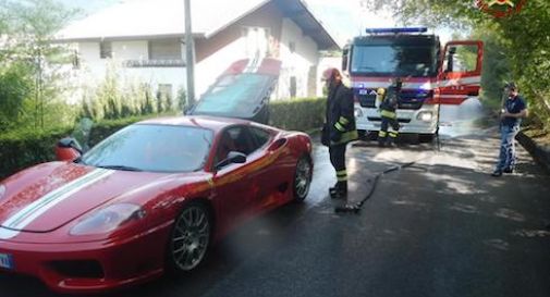 Gita con le Ferrari, ma una prende fuoco 