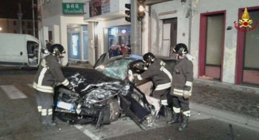 Auto distrutta dopo lo schianto col furgone: due feriti