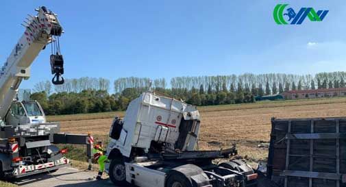 Camion si ribalta in A4, si formano code di alcuni chilometri a causa dei curiosi