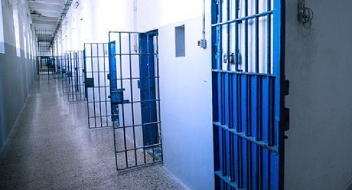 Prima minaccia la compagna, poi se la prende coi poliziotti, in carcere distrugge la cella