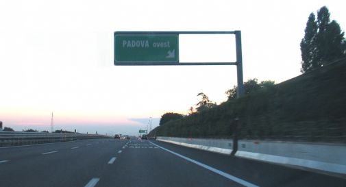 Tir carico di sostanze pericolose si ribalta, chiuso casello A4 a Padova