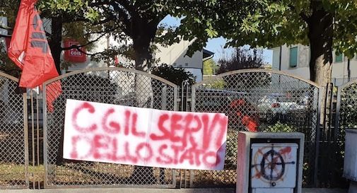 striscione sede Cgil Treviso 