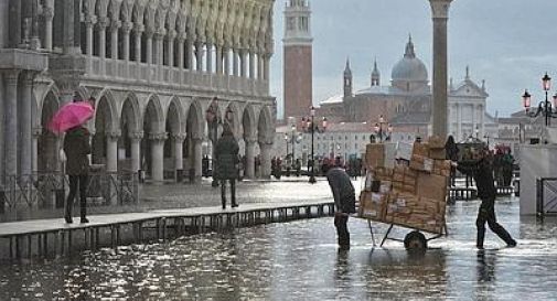 A Venezia acqua alta a 1 metro e 24