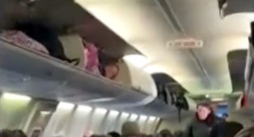 donna nella cappelliera dell' aereo