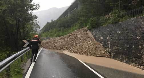 Frana in Fadalto, strada chiusa da un anno: 