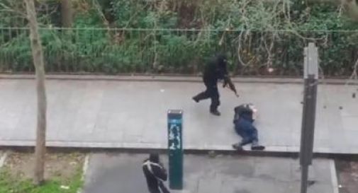 Francia, assalto al giornale satirico Charlie Hebdo: 12 morti e 5 feriti gravi. (video) 