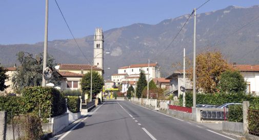 Si uccide col gas di scarico della moto in garage