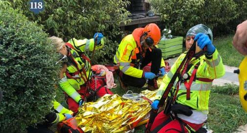 33enne vola giù dal balcone, attimi di terrore