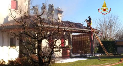 Godega di Sant'Urbano, a fuoco il tetto di una casa 