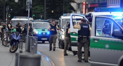 Monaco, spari in un centro commerciale  Almeno 6 morti. Tre killer in fuga
