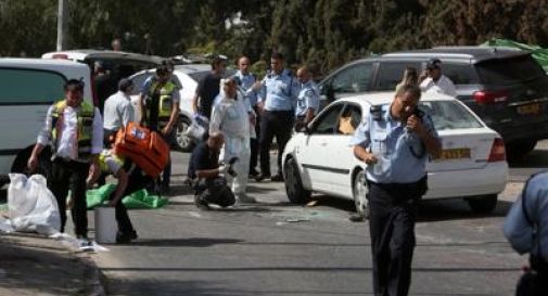 Gerusalemme, spari da auto in corsa: 2 morti e 6 feriti, ucciso aggressore palestinese