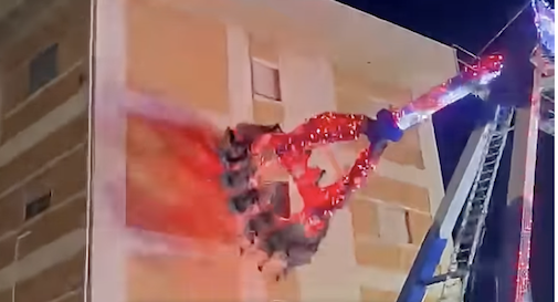Giostra sfiora le finestre di un palazzo: paura al luna park - Video