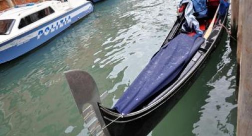 Rubano una goldola per farsi un giro sul Canal Grande