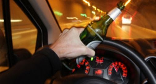 Senza patente, senza assicurazione, ubriaco alla guida danneggia un'auto e fugge