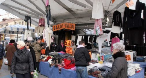 Rubano il pesce durante il mercato di Mogliano