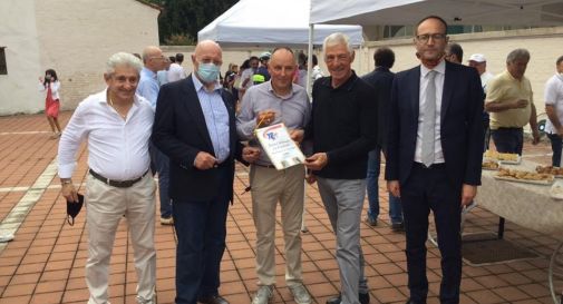 da sinistra De Martin, Bisigato, il sindaco di Portobuffolè Susana, Moser e Caner sul piazzale del Museo del Ciclismo