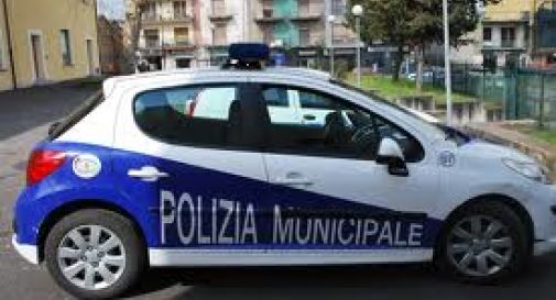 I vigili scoprono l'anziano morto in casa