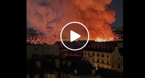 Fiamme nella notte: distrutto il più antico mercato coperto della capitale
