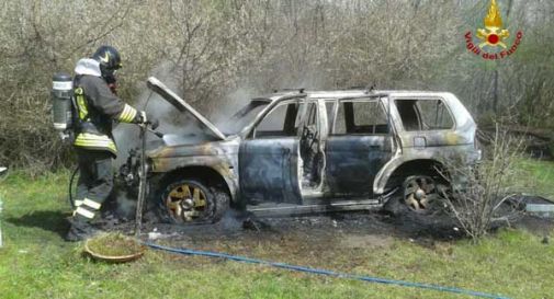 Parcheggiano, fanno qualche passo e l'auto scoppia e si incendia