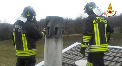 Si abbassano le temperature, boom di incendi ai caminetti