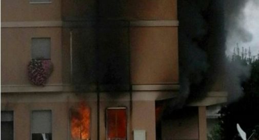 Furioso incendio, brucia un condominio