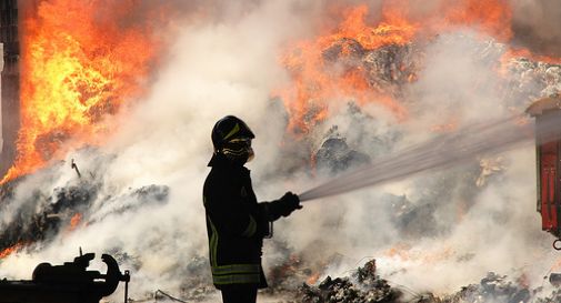 Tetti a fuoco, famiglie evacuate