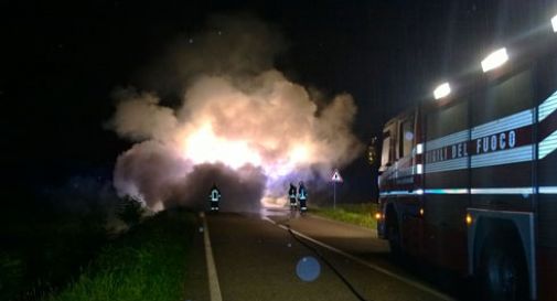 Auto a fuoco in corsa. 