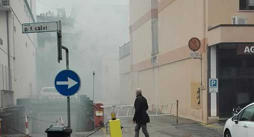 Conegliano, nube di fumo in piazza Calvi: a fuoco il camino di un'abitazione