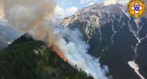 Montagne sopra Cortina a fuoco, incendio di vaste dimensioni