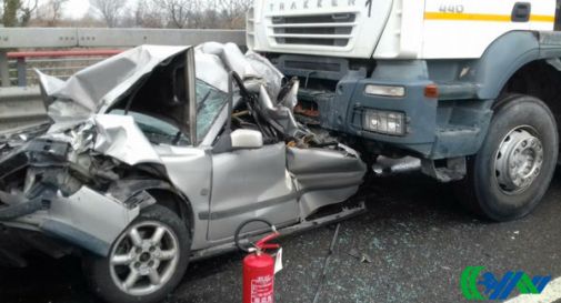 Auto rimane schiacciata tra due tir in Tangenziale