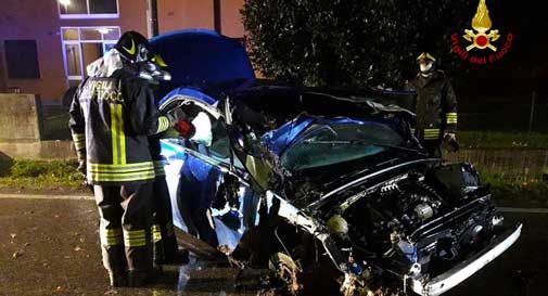 Maserada, auto sbanda e si schianta contro il muretto