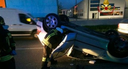 Auto ribaltata e schianto tra altre due, incidenti a raffica