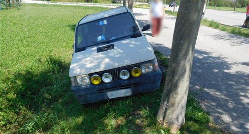 Vittorio Veneto, schianto in via del Cansiglio. Un'auto finisce oltre la pista ciclabile