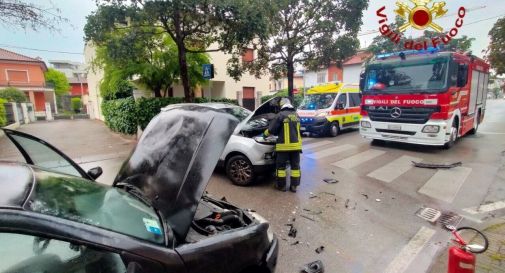 Violento schianto tra due auto lungo il viale