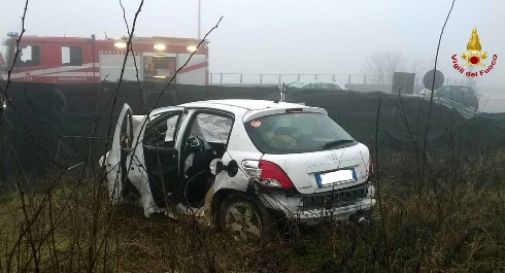 Auto fuori strada, grave una ragazza