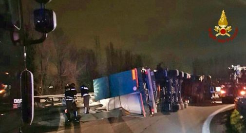 Tir si ribalta in curva in autostrada, camionista in ospedale