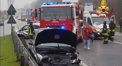 Schianto tra 3 auto, in 5 finiscono in ospedale