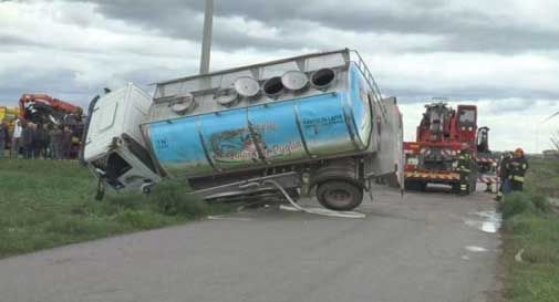 Tragico scontro tra auto e camion, 3 morti. C'è anche un bimbo