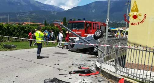 Brutto incidente a Colle Umberto, auto si capovolge: persona gravemente ferita