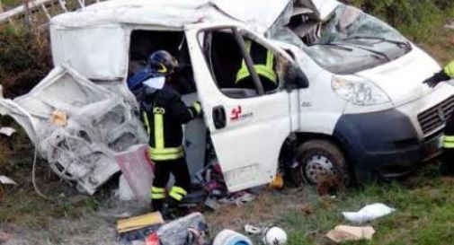 Furgone balza fuori dell’autostrada: due feriti 