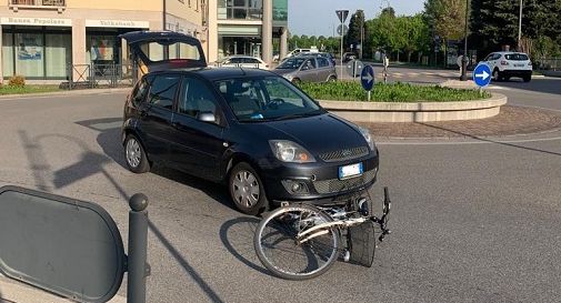 Motta, auto centra ciclista in rotatoria