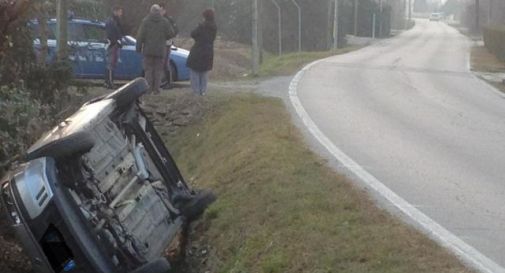 Auto nel fosso in via Larga, è polemica