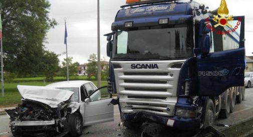 Scontro frontale tra auto e camion a Resana, un ferito