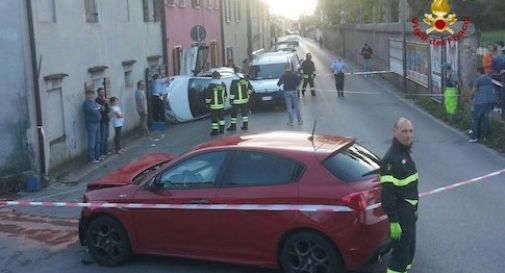 Incidente tra tre auto, una finisce addosso ad una casa