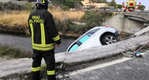 Sfonda guardrail e resta appeso nel vuoto