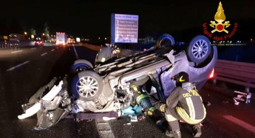 Schianto contro un tir, auto si capovolge in A4