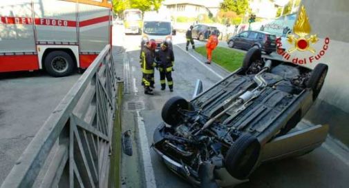 Ragazza si cappotta nel sottopasso, l'auto sottosopra